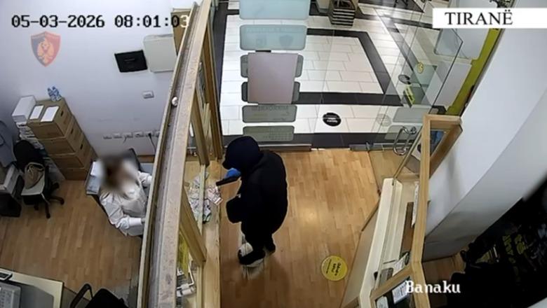 VIDEOLAJM/ Grabitja e pikës së këmbimit valutor, pamje nga momenti kur Luan Maçi me armë në dorë terrorizon punonjësen dhe merr paratë