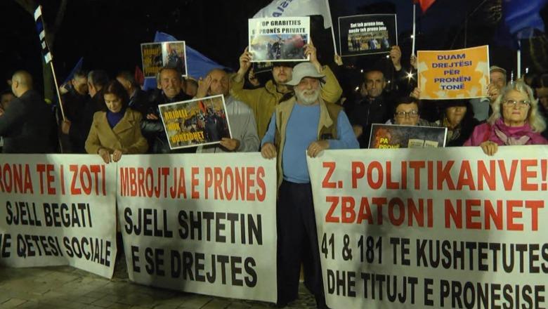 Akuzojnë Bashkim Ulajn se po u grabit pronat për të ndërtuar resort, banorët e Rrjollit protestojnë para Kuvendit! Tubimit i bashkohen edhe qytetarë të tjerë