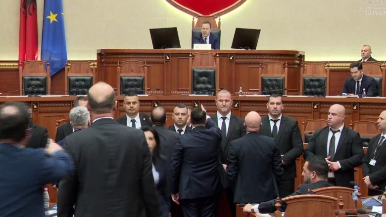 ‘O burr legen, je mësuar me k*rvat në partinë tënde’- Plas sherri mes Bardhit dhe Ballës në Kuvend: Numrin 0900 e ka jot motër!