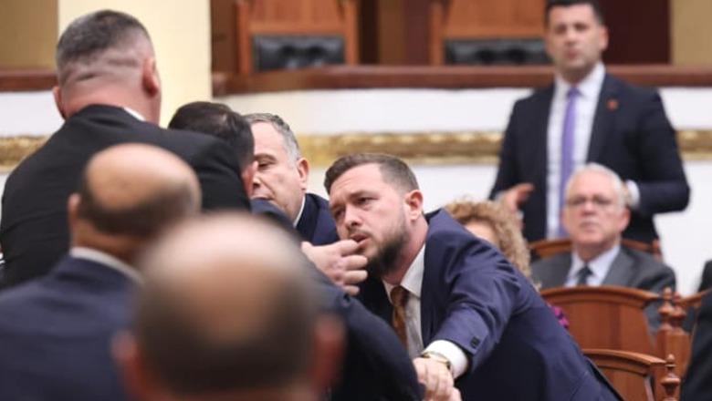 VIDEO EKSKLUZIVE/ Konfrontim mes deputetëve në Kuvend, momenti i sherrit mes Balliut e Ballës