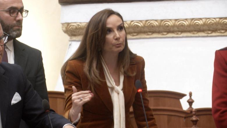 Tabaku dënon deklaratën e Ballës: Vokshit iu cënua dinjiteti, kështu po i fuqizoni gratë ju? Peleshi: Parlamenti i vetëm në Europë ku përgojohen familjarët dhe vajzat