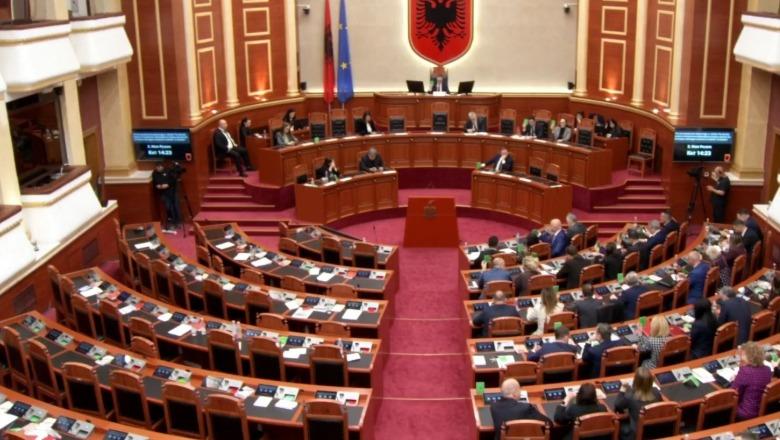 Mes sherrit, kaosit dhe braktisjes së sallës nga deputetët e PD, mazhoranca voton në Kuvend projektligjet e rendit të ditës