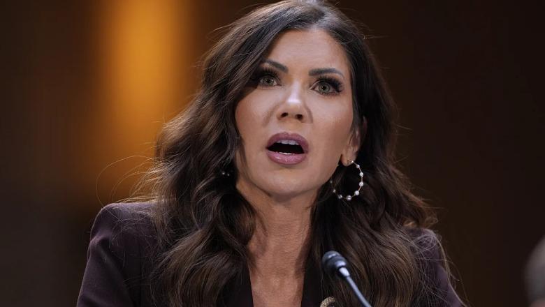 Trump shkarkon sekretaren e Sigurisë së Brendshme Kristi Noem, përgjegjëse për programin e riatdhesimeve të emigrantëve