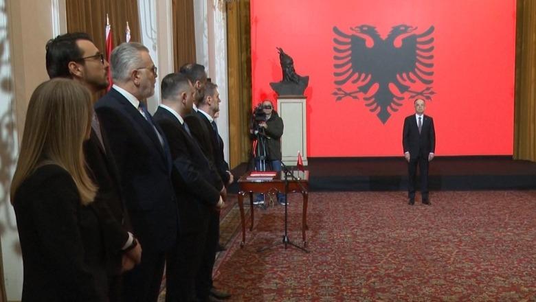 Ministrat e rinj dhe Koçiu nisin punën, betohen përpara presidentit Begaj! Dje u votëbesuan në Kuvend mes kaosit të PD