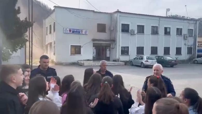 Plagosja me thikë në shkollë, nxënësit protestojnë para komisariatit në Delvinë: Situatë e përsëritur, nuk është ndërhyrë në kohë
