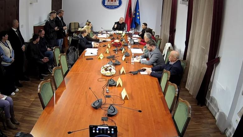 'Kemi numrin 0900'/ Pas sherrit në Kuvend, 'nxehen gjakrat' edhe në Komisionin e Jashtëm! Zhupa-PS: Distancohuni! Hasani i kërkon ndjesë Vokshit