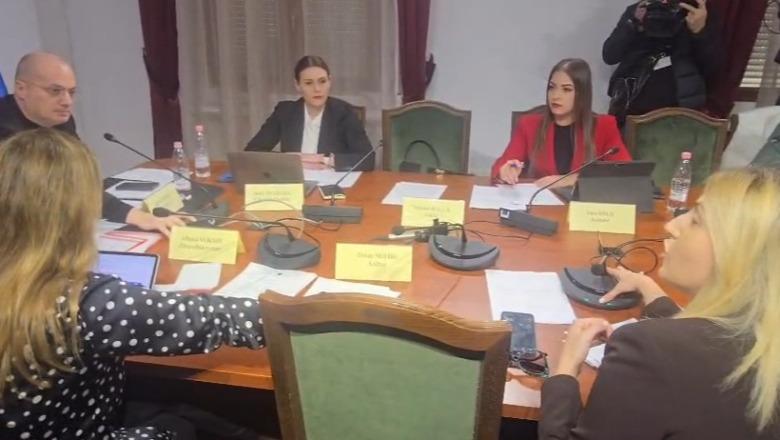 “Kemi numrin 0900”/ Pas sherrit në Kuvend, nxehen gjakrat edhe në Komisionin e Jashtëm! Zhupa: Distancohuni! Hasani i kërkon ndjesë Vokshit