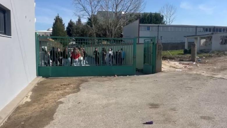 Sherr mes 3 nxënësve të mitur në oborrin e shkollës gjatë orës së mësimit, lëndohet 15-vjeçari