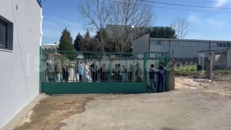 Durrës/ Sherr masiv mes nxënësve në oborrin e gjimnazit gjatë orës së mësimit, lëndohet 15-vjeçari! Konflikti nisi pas ofendimeve në Snapchat