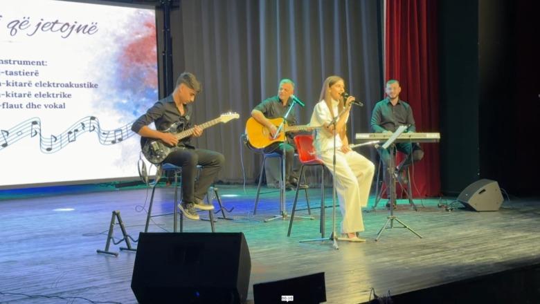 Lezhë/ ‘Tinguj që jetojnë’, motër e vëlla dhurojnë spektakël gjatë performancës 'live' në Pallatin e Kulturës 'Ded Ndue Lazri'! 