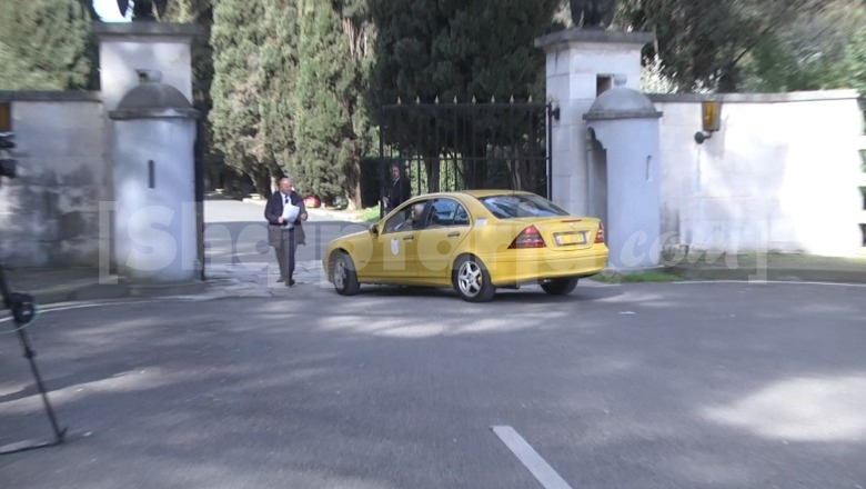 Ministrja modeste e kabinetit të Ramës, Eriona Ismaili shkon me taksi për tu betuar përpara presidentit (VIDEO)