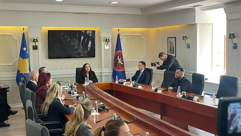 Shpalli zgjedhjet e e parakohshme, Osmani takon krerët e partive për datën! Kurti nuk shkon