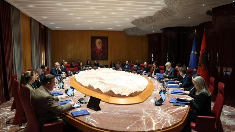 Koçiu dhe ministrat e rinj betohen para presidentit Begaj! Marrin pjesë në mbledhjen e qeverisë