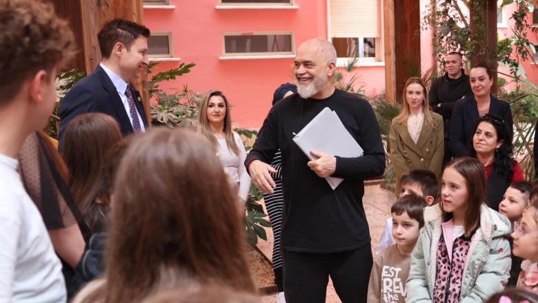 'Aty ku ruhet gjuha shqipe, ruhet shpirti i kombit!' Nxënësit e Manastirit takojnë kryeministrin Rama në Tiranë