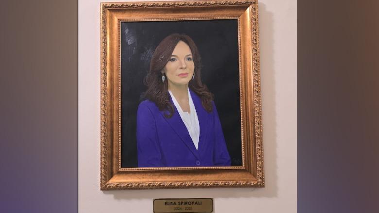 FOTOT/ Portretet e Spiropalit dhe Nikollës i bashkohen Kryetarëve historikë të Kuvendit