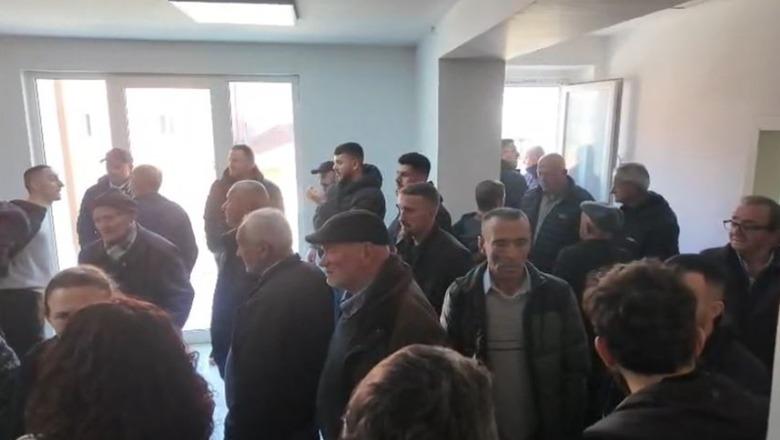 Banorët e fshatrave të Bulqizës hyjnë me forcë në Bashki, kundërshtojnë ndërtimin e HEC-it ‘Shytaj’: Nuk do e lejojmë