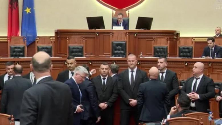 PPE dënon gjuhën e përdorur nga Balla ndaj Albana Vokshit në Kuvend: Poshtërimi personal nuk ka vend në institucionet demokratike