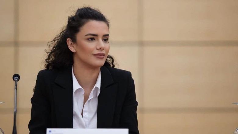 ‘Kryesia i merr vesh vendimet nga media', dorëhiqet sekretarja e marrëdhënieve me publikun e PD: Partia funksionon brenda një rrethi të ngushtë njerëzish