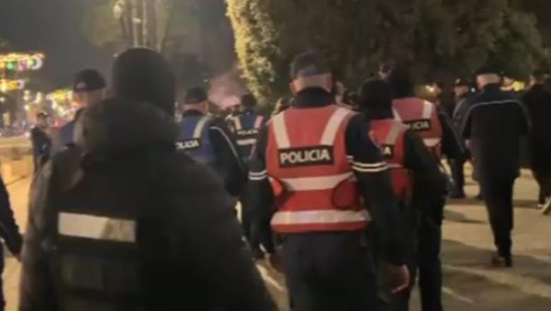 Lapaj vendosi sot një çadër kampingu para Kryeministrisë, Policia 'ia sekuestron'! I merr protestuesve edhe karriget e pankartat