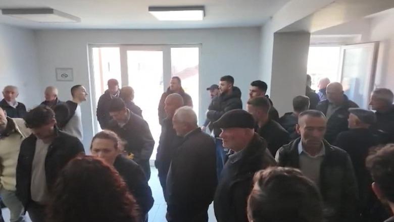 Banorët e Fushë-Bulqizës protestë kundër ndërtimit të HEC-it ‘Shytaj’ nga ish-gjyqtari! Hyjnë me forcë në Bashki