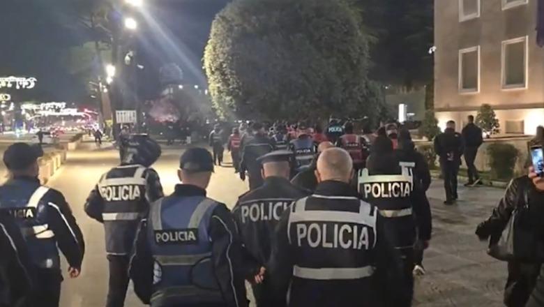 Lapaj vendosi sot një çadër kampingu para Kryeministrisë, Policia 'ia sekuestron'! I merr protestuesve edhe karriget e pankartat