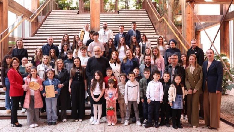 7 Marsi, Rama ndan fotot mes fëmijëve nga Manastiri: Na kujtojnë sa e fortë është lidhja përmes gjuhës