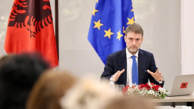 7 Marsi, ministri i Jashtëm: Nëna ia kushtoi gjithë jetën mësimdhënies, e kam kuptuar herët misionin fisnik të mësuesit