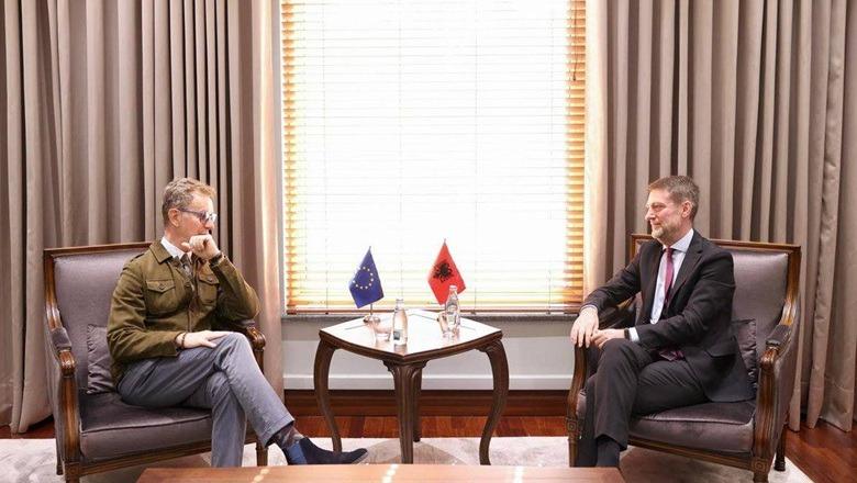 Ministri Hoxha takon Gonzaton: Të gjitha rrugët na çojnë në Bruksel