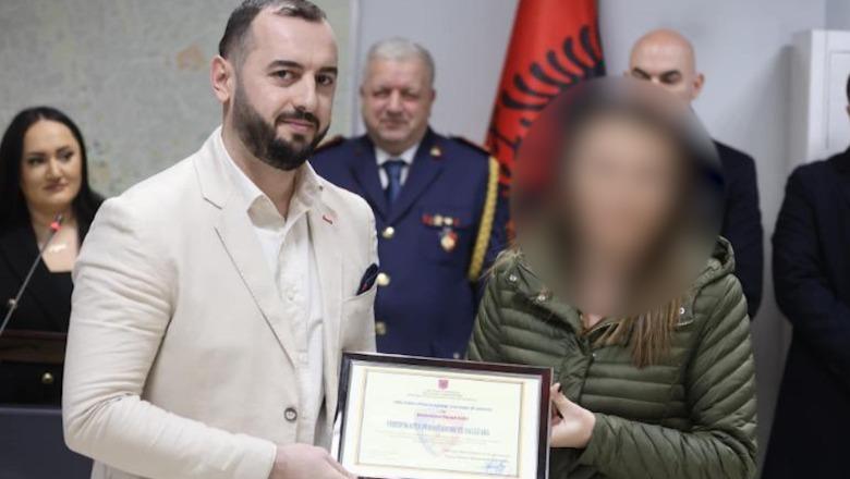 Sot u arrestua si përfshirë në grupin e Inez Hajrullës, FOTO kur polici Rezart Kuçi vlerësohej për ‘shërbime të dalluara’