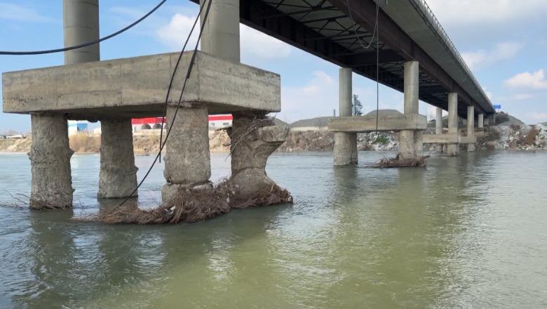 Lidh kryeqytetin me veriun e vendit, dëmtohet ura e Matit! Ekspertët: Shkak shfrytëzimi pa kriter i inerteve në lumë