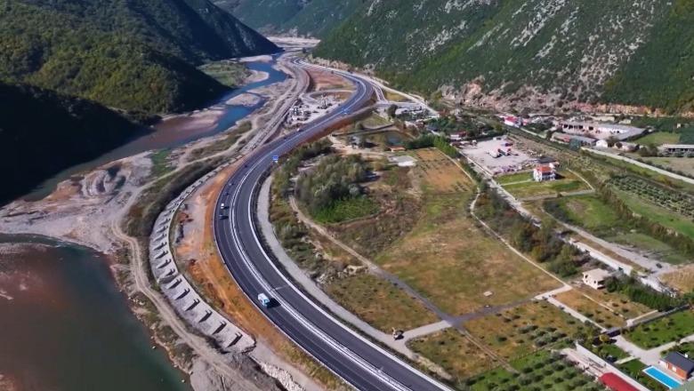 Ndërtimi i rrugëve të reja gërryen lumenjtë, 9 leje aktive për inerte, 6 prej tyre për ndërtimin e Korridorit VIII! Nga Shkumbini do merren 1.3 mln m/kub zhavorr
