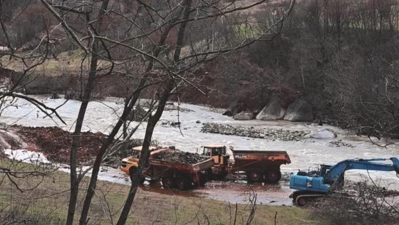 Ndërtimi i rrugëve të reja gërryen lumenjtë, 9 leje aktive për inerte, 6 prej tyre për ndërtimin e Korridorit VIII! Nga Shkumbini do merren 1.3 mln m/kub zhavorr