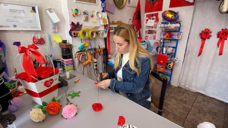 Artizania që krijon lule sateni: Burrat s’pyesin për çmimet