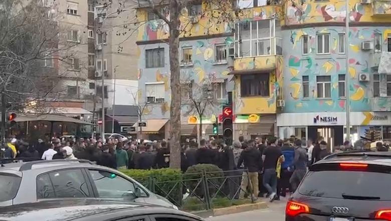 VIDEO/ Kaos, tension dhe të shara jashtë ‘Selman Stërmasit’! Policia shmang përleshjen mes tifozëve të Tiranës dhe AF Elbasanit, ka të shoqëruar