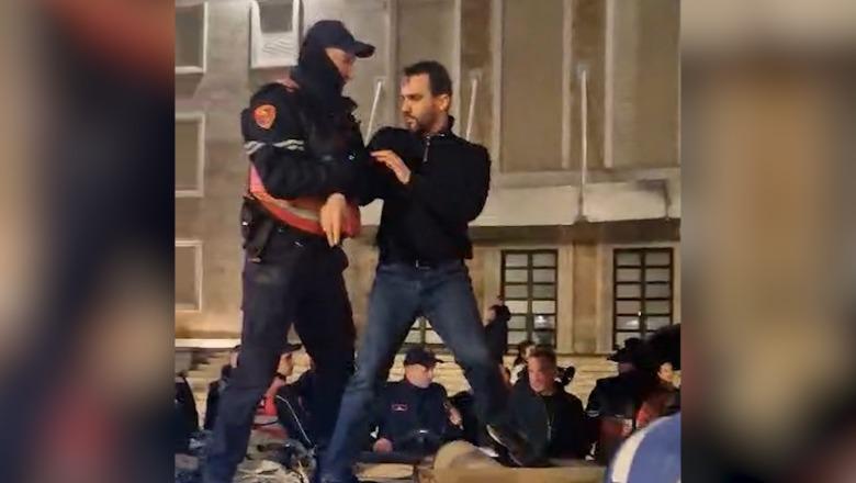 Përplasje mes efektivëve dhe mbështetësve të Lapajt te kryeministria, 1 prej tyre shoqërohet në polici! Protesta zhvendoset te komisariatit nr.1 (VIDEO)