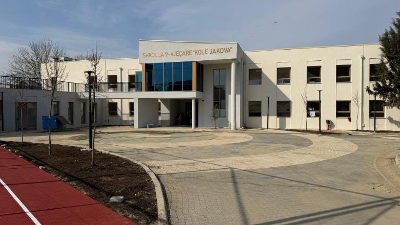 Vijojnë punimet në shkollën 9-vjeçare ‘Kolë Jakova’ në kryeqytet, do të mirëpresë rreth 500 nxënës