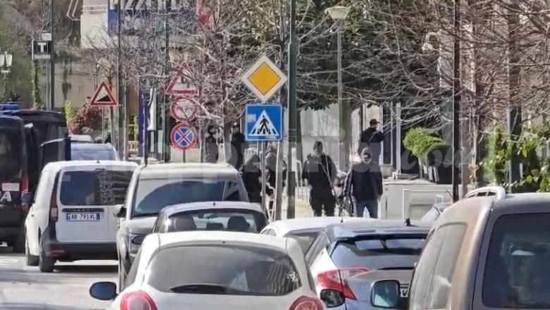 Operacioni i SPAK në Vlorë, shtyhet seanca për masat e sigurisë! Flodian Plaku dhe Rezart Kuçi para gjykatës, avokatët: Duam kohë të njihemi me aktet