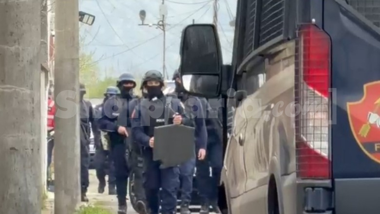 Policia patrullim në Kiras/ Thirrje një automjeti të ndalojë, shoferi tenton të largohet, por prangoset! Pasagjeri qëllon me armë në ajër dhe arratiset