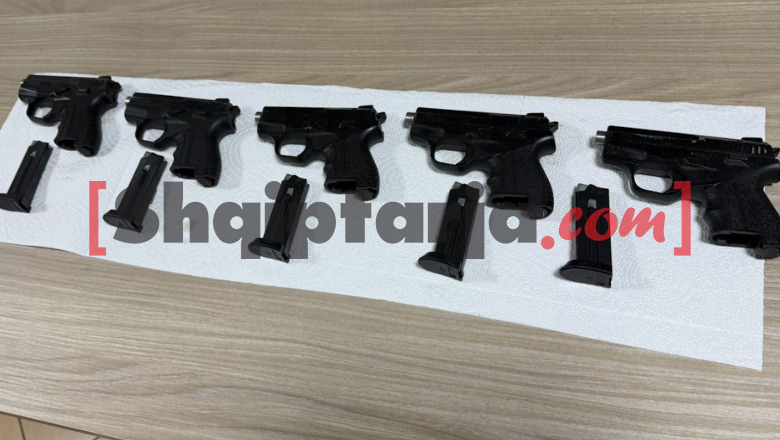 Trafik armësh nga Mali i Zi me destinacion ‘Freskun’, momenti kur policia shtrin në tokë dhe prangos 2 të rinjtë, sekuestrohen 6 pistoleta (EMRAT)