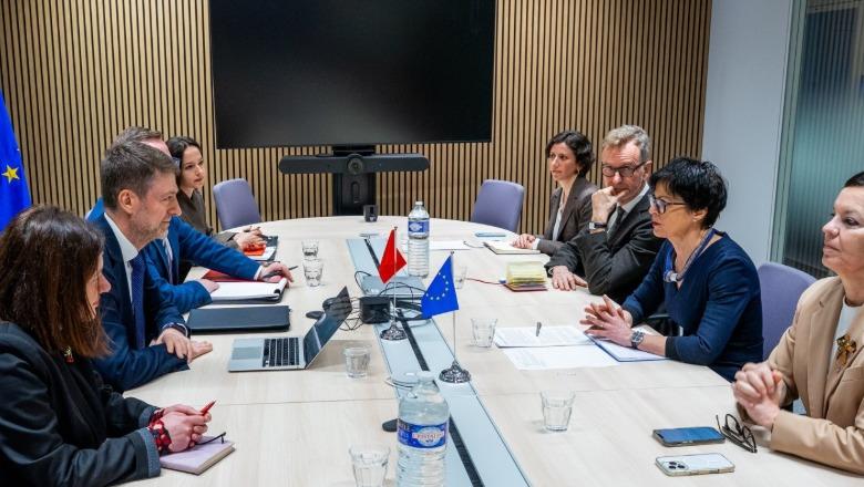 Komisionerja Kos pas takimit me ministrin Ferit Hoxha: Shqipëria, një nga vendet në krye të procesit të anëtarësimit në BE
