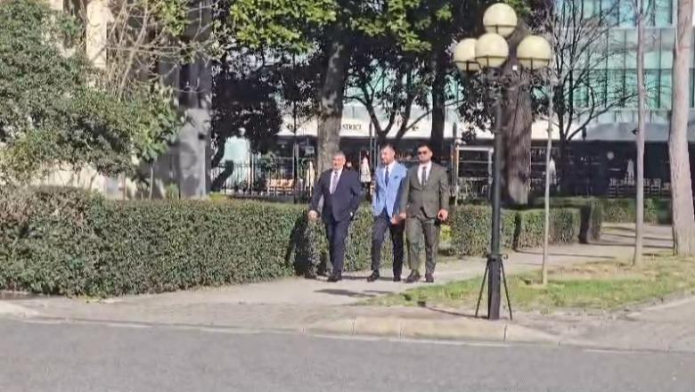 Në 09:00 mbledhja e grupit parlamentar, socialistët nisin të paraqiten në Kuvend