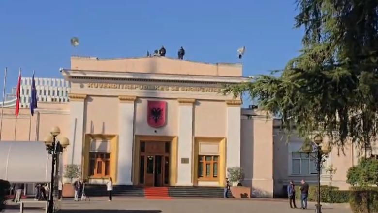 Protesta e PD, Garda e Republikës vendoset në tarracën e Kuvendit (VIDEO)