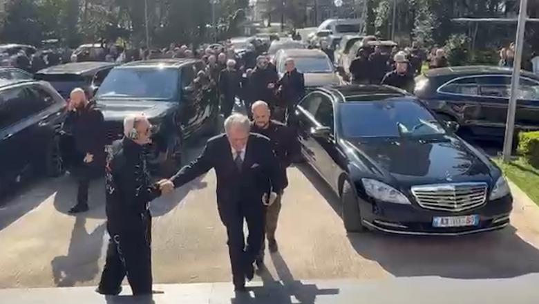 Protesta e opozitës, Berisha mbërrin në selinë e PD