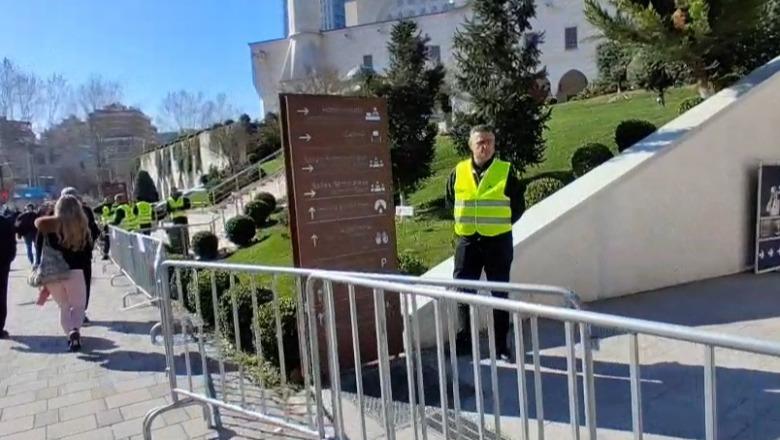 Pas sulmit të kaluar me molotovë nga protestuesit e PD, Xhamia e Namazgjasë me kordon të dyfishtë sigurie