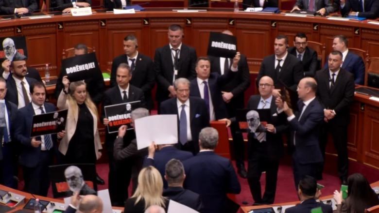 Nuk i hiqet imuniteti Belinda Ballukut, opozita bllokon foltoren! Ndërpriten diskutimet, kalohet në votim rendi i ditës