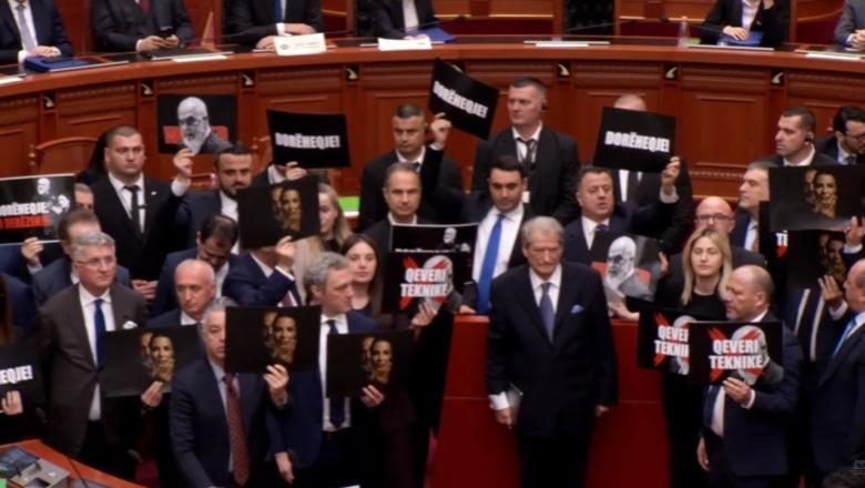 LIVE TV- PS nuk dorëzon Ballukun, rrëzohet me 82 vota kërkesa e SPAK për dhënien e autorizimit për arrestimin! PD bllokon foltoren, mbyllet seanca