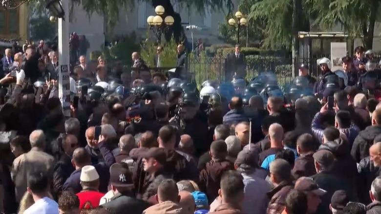 Protestuesit e PD nisin përplasjen me policinë te Kuvendi, hidhet sprajt drejt drejt militantëve! Mazhoranca rrëzoi kërkesën e SPAK për heqjen e imunitetit të Ballukut