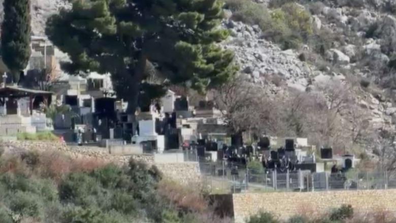 Vrau veten me fostoksinë, i jepet lamtumira e fundit 25-vjeçares në Shëngjin