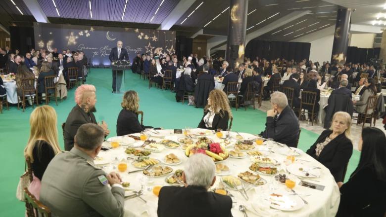 Muaji i shenjtë i Ramazanit, kryeministri Rama dhe bashkëshortja e tij shtrojnë iftar për besimtarët: Agjërimi i mëson njeriut durimin, si të zbusë shpellarin brenda vetes