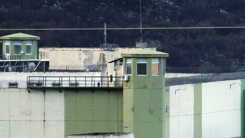 Greqi/ Policia kontrolle në burgun e Malandrinos, gjejnë thikë në qelinë e shqiptarit